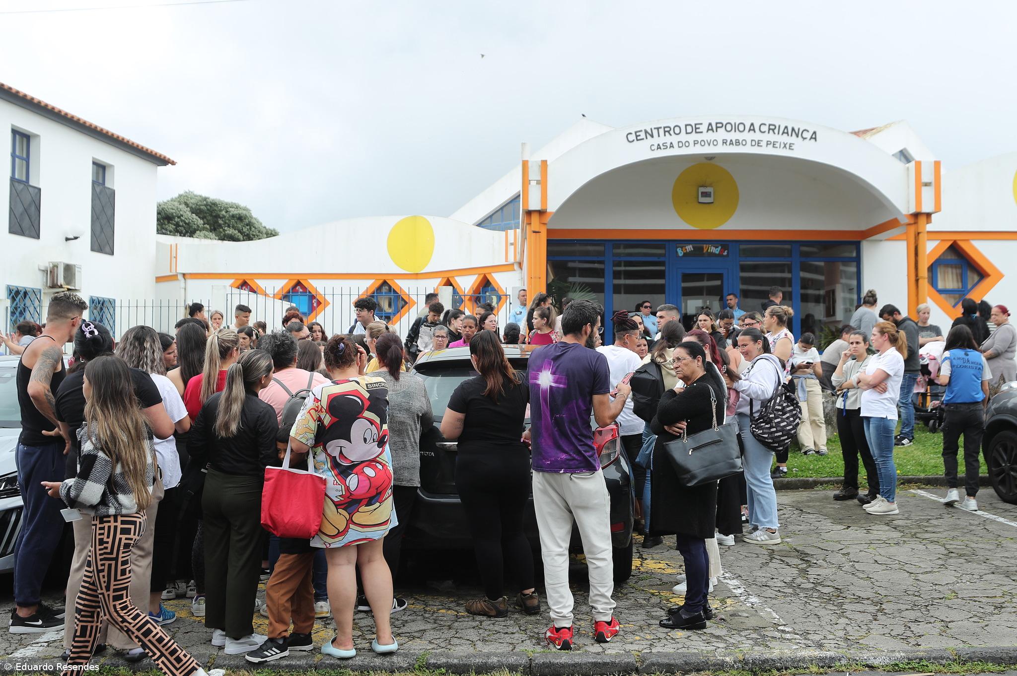 Mais de uma centena pediu justiça face a maus tratos a bebés em Rabo de Peixe – Imagem 6