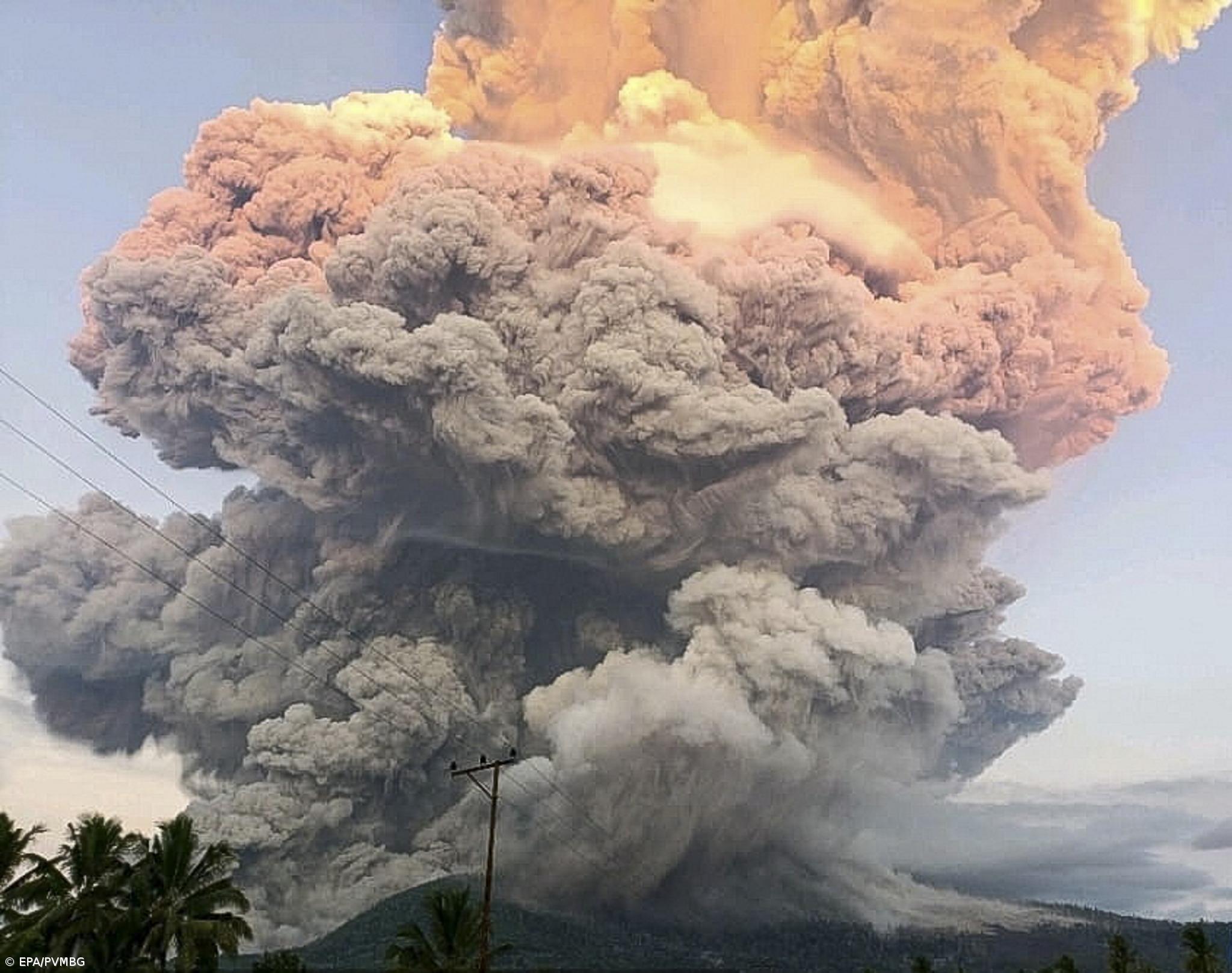 Vulcão em erupção na Indonésia lança nuvem de cinzas com 10 mil metros de altura – Imagem 1