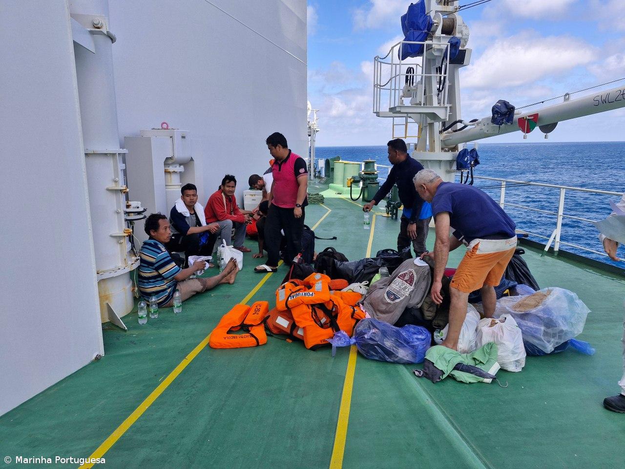 Marinha coordenou resgate de 11 tripulantes de barco de pesca – Imagem 2