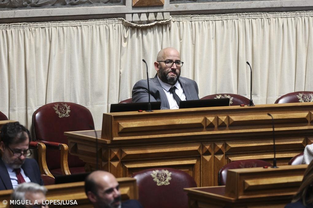 Ex-deputado do Chega suspeito de furtar malas no aeroporto acusado de 21 crimes – Imagem 1