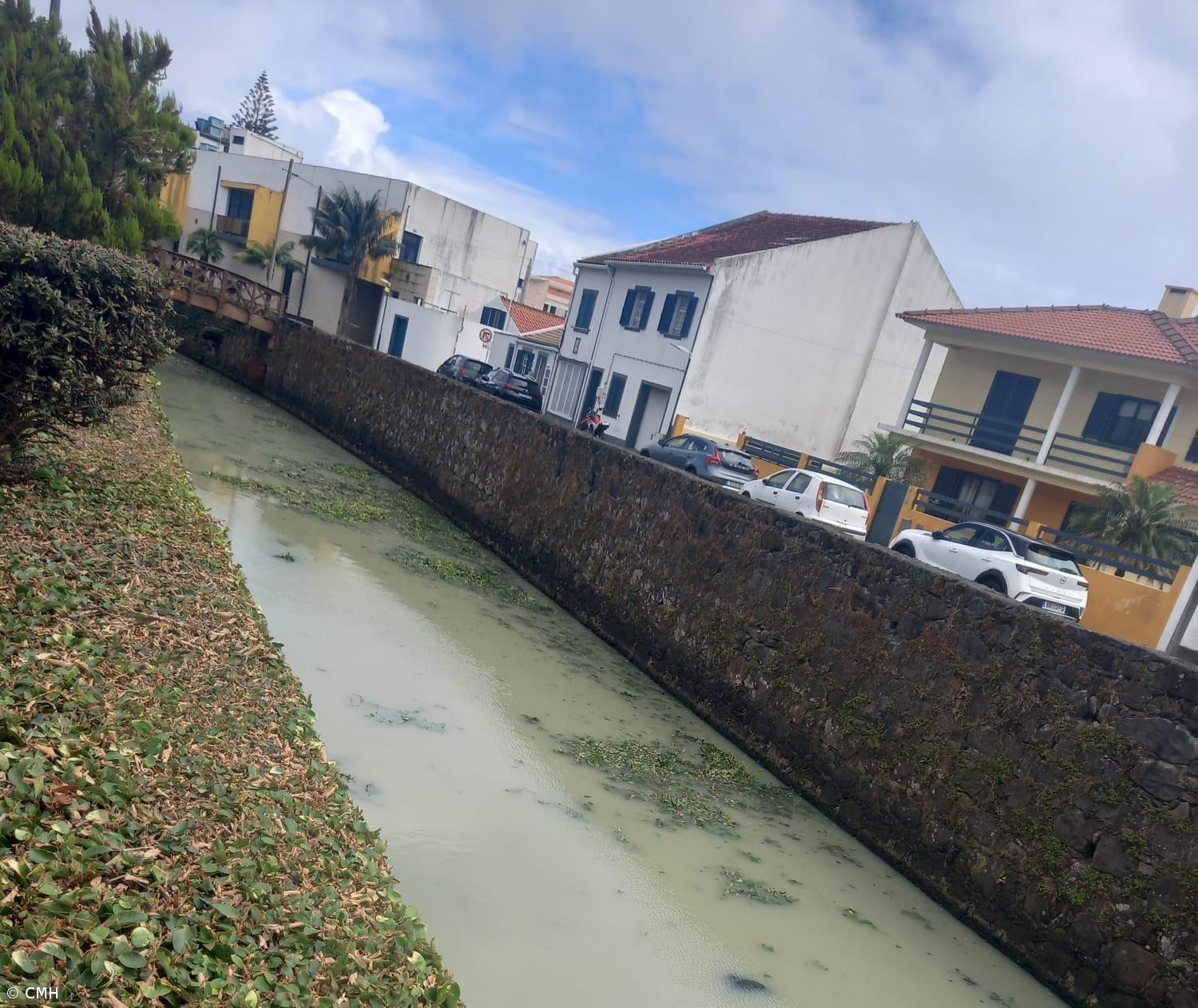 Praia da Conceição interdita a banhos devido a contaminação de ribeira na Horta – Imagem 1