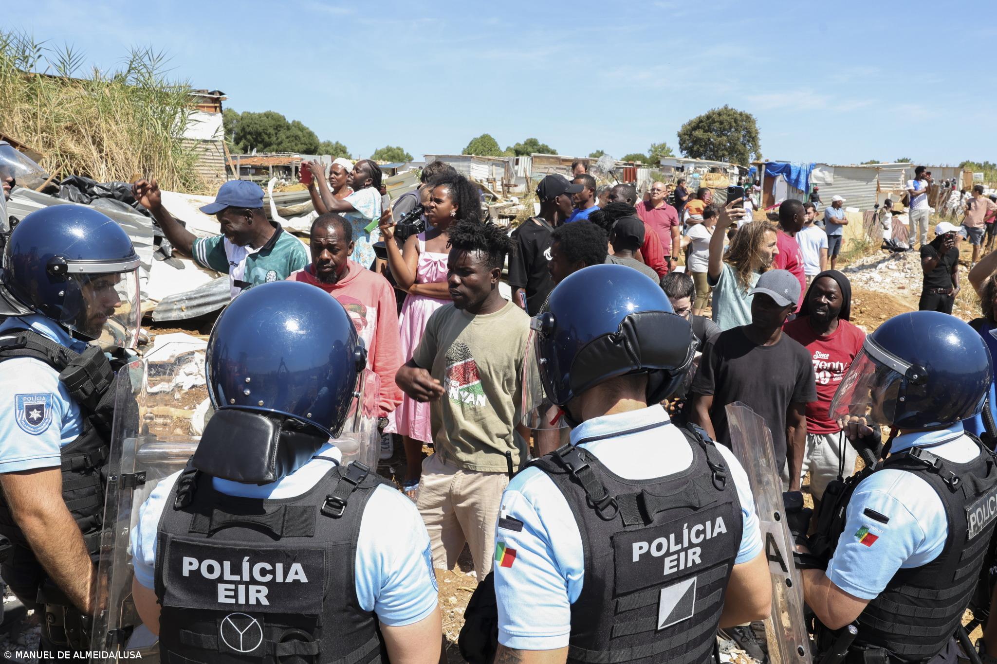 Moradores no Talude Militar continuam em tendas, ação pública agendada para dia 30 – Imagem 1
