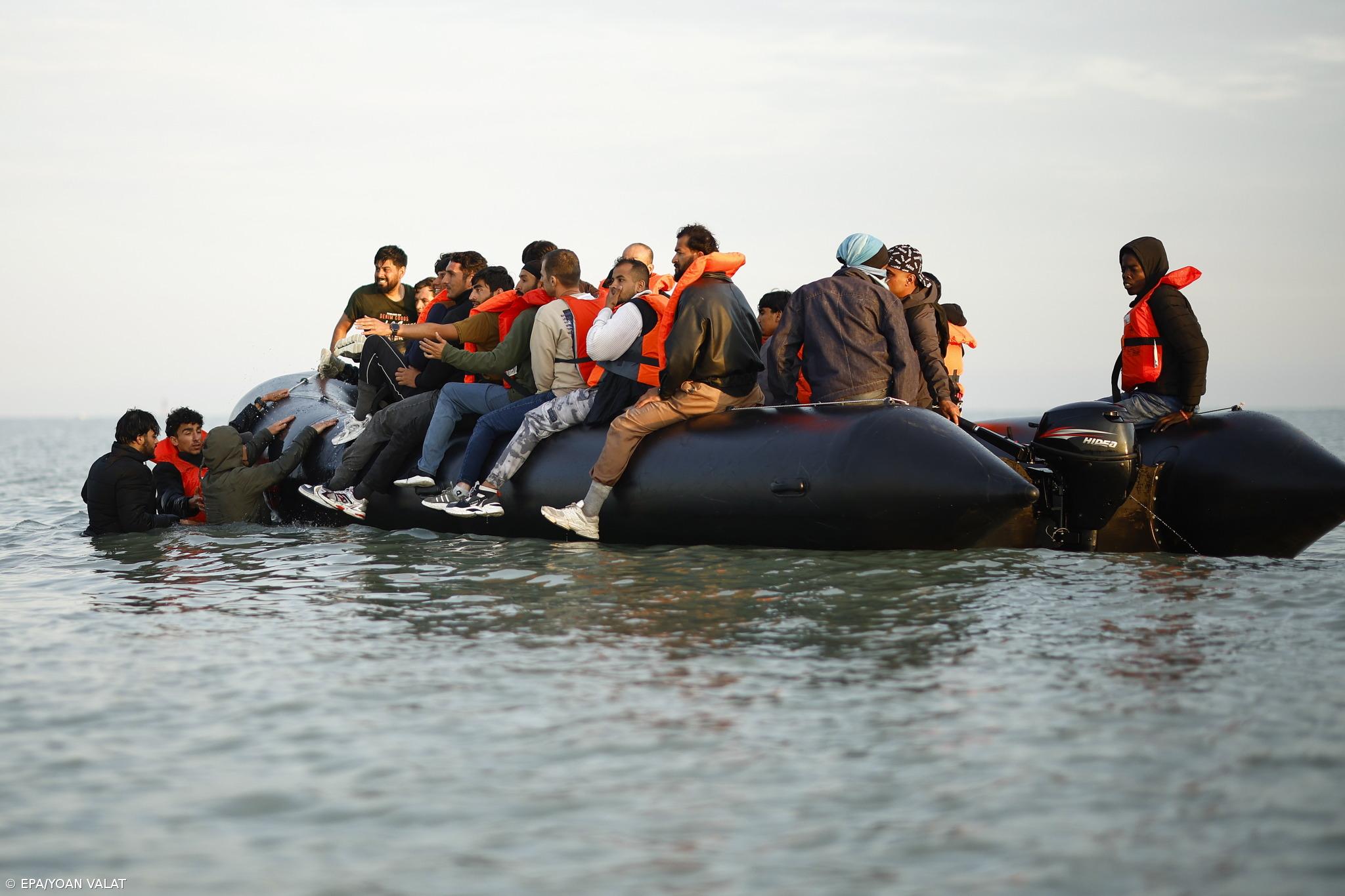 Mais de 600 pessoas retiradas de dois barcos à deriva a sul da ilha grega de Creta – Imagem 1