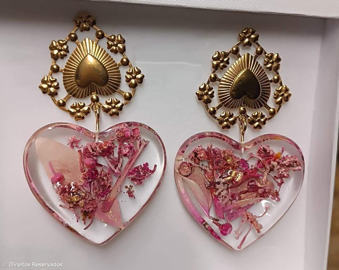 João Drumonde Ornelas cultiva flores para criar bijuteria sustentável  – Imagem 1