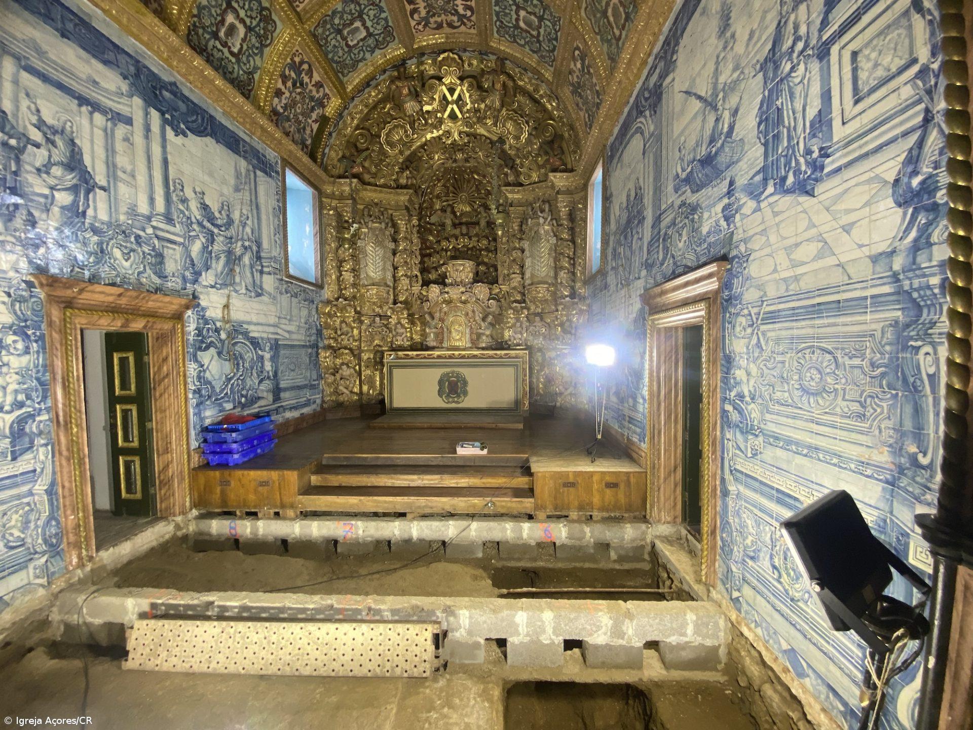 Escavações em igreja de Vila Franca do Campo revelam “remeximento muito grande” em sepulturas – Imagem 1