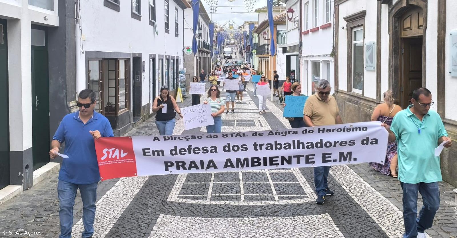 Trabalhadores da Praia Ambiente em protesto na ilha Terceira por aumentos salariais e fim da discriminação  – Imagem 1