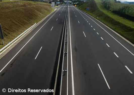 Um morto e dois feridos em acidente entre duas motas em São Miguel – Imagem 1