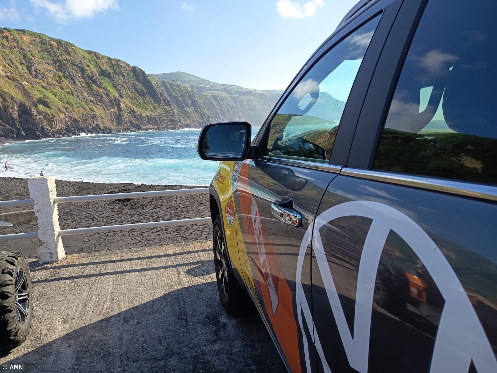 Elementos do “SeaWatch” resgatam mulher na praia dos Mosteiros  – Imagem 1