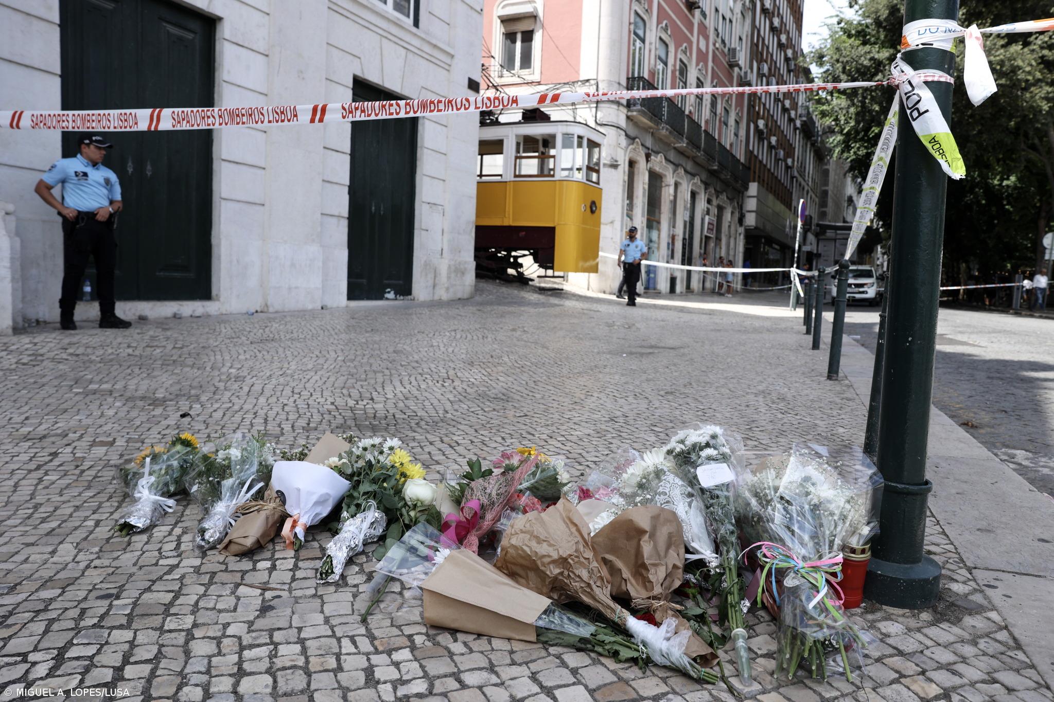 Ramos de flores homenageiam vítimas do incidente  – Imagem 1