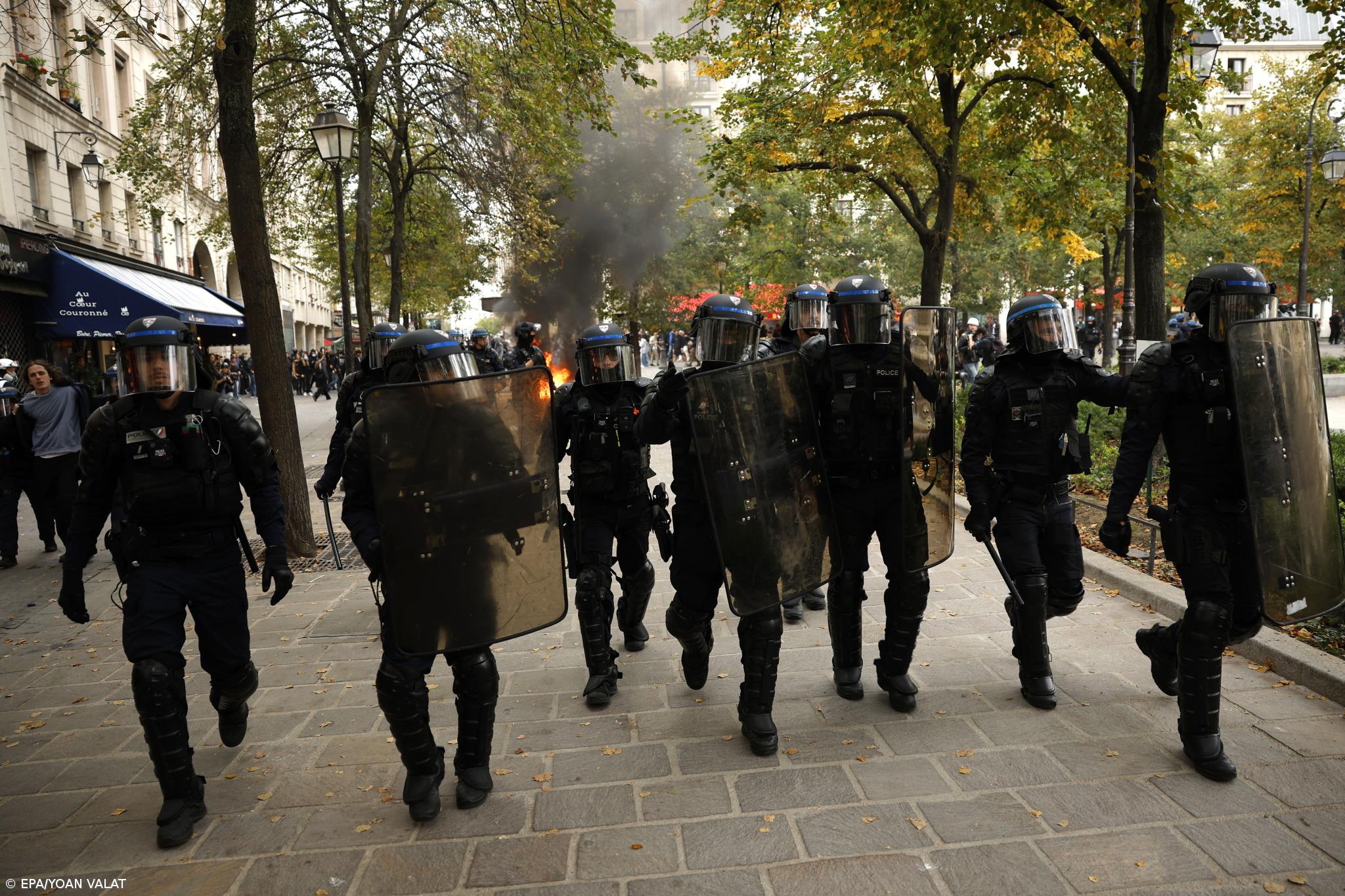 Quase 300 manifestantes detidos nas mobilizações e bloqueios em França  – Imagem 1