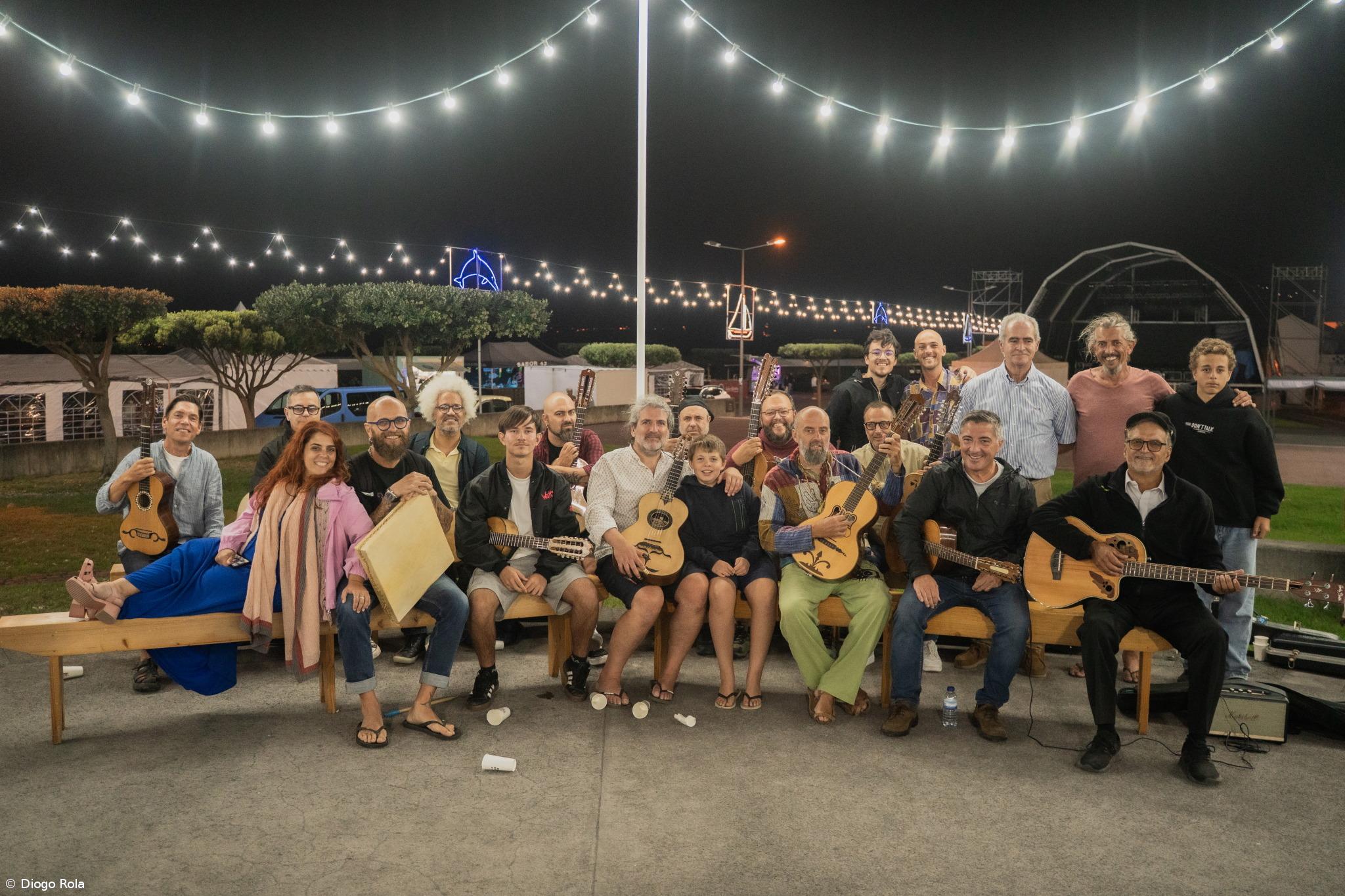 Mar&Ilha junta todas as violas de arame em palco  – Imagem 1