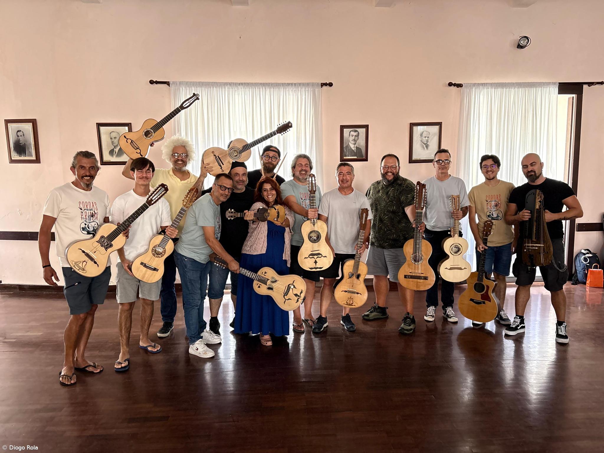 Mar&Ilha junta todas as violas de arame em palco  – Imagem 2