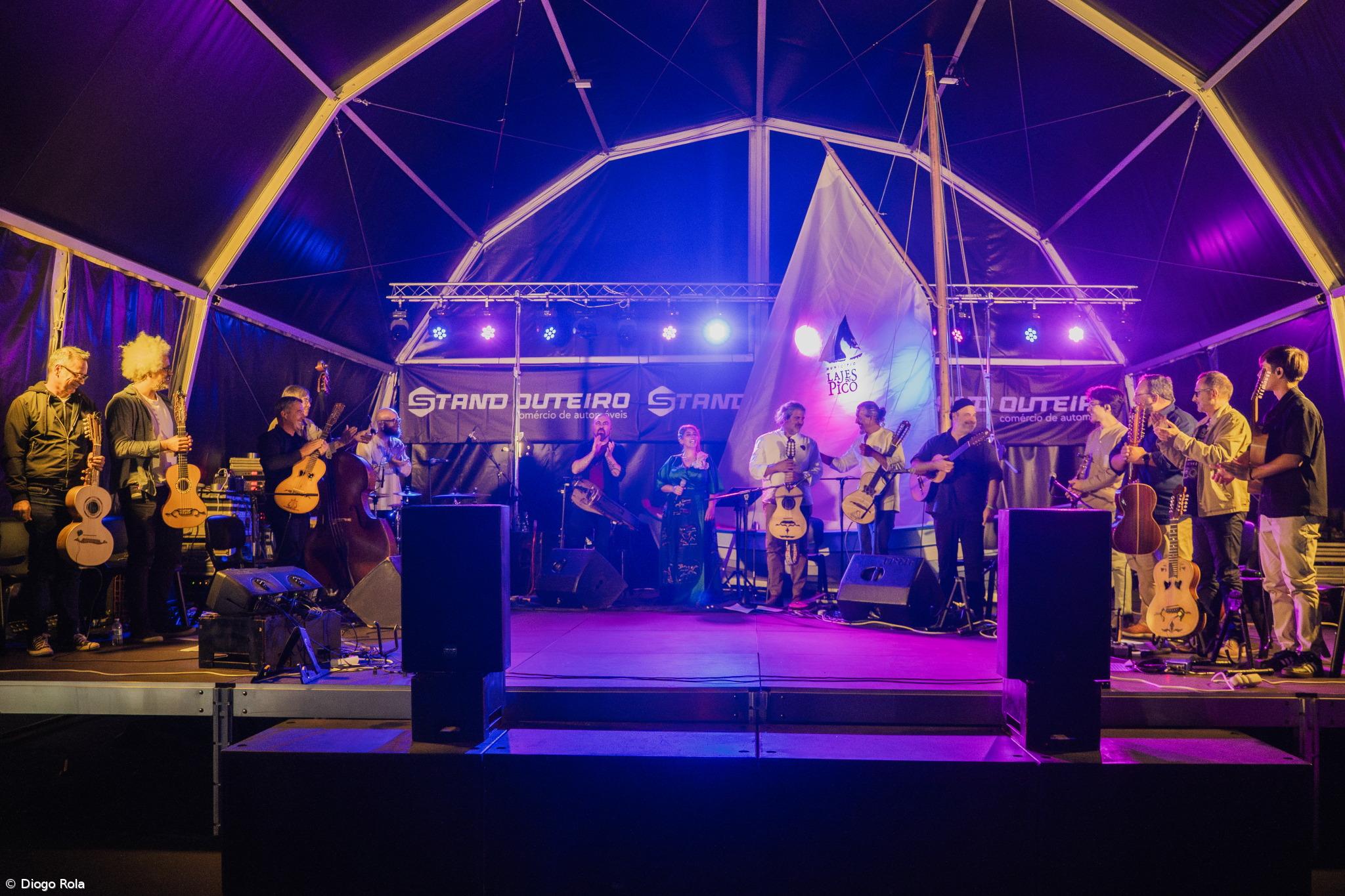 Mar&Ilha junta todas as violas de arame em palco  – Imagem 3