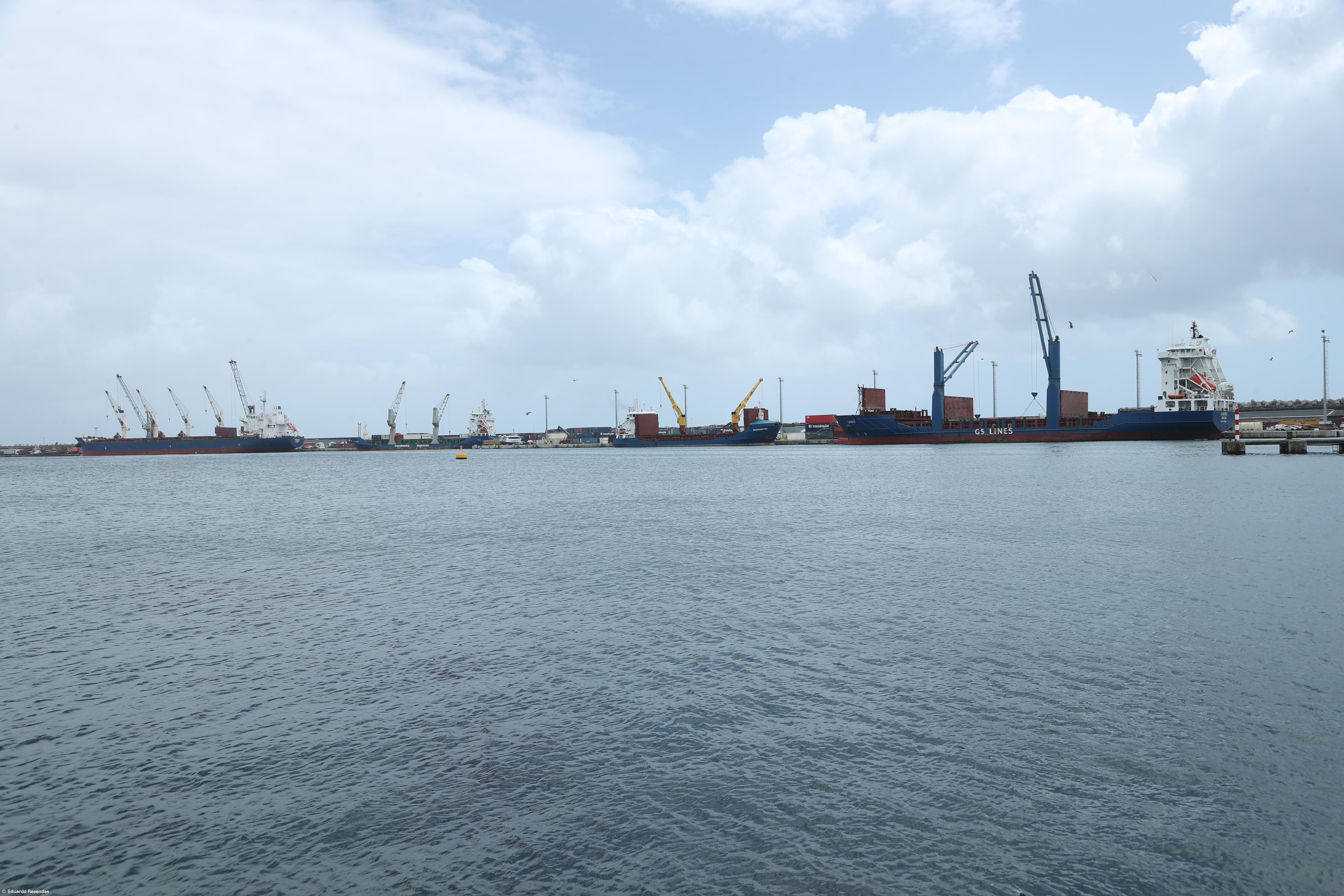 NRP Viana do Castelo dispara acidentalmente munição inerte no porto de Ponta Delgada – Imagem 1