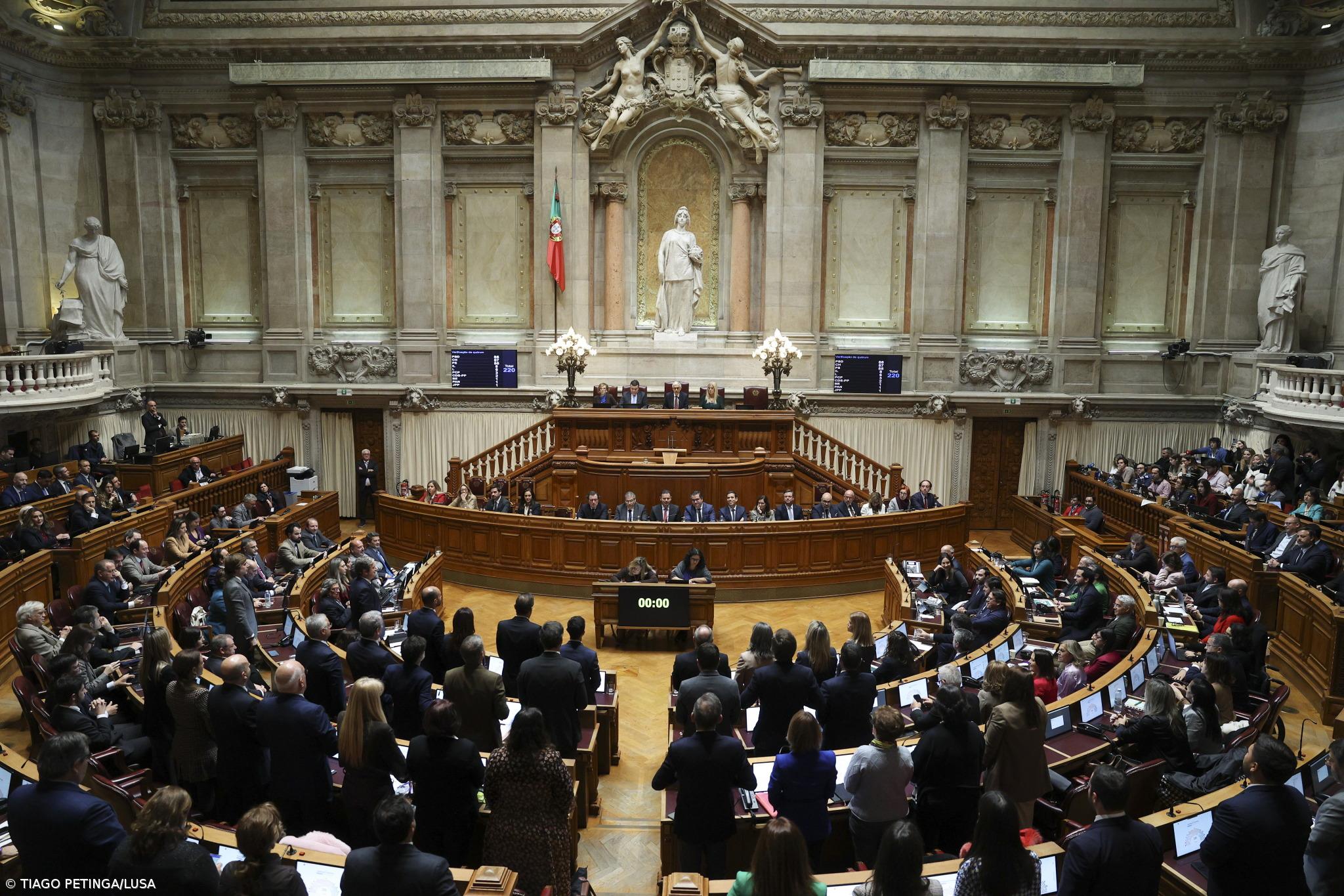 Orçamento aprovado na votação final global por PSD e CDS com abstenção do PS – Imagem 1