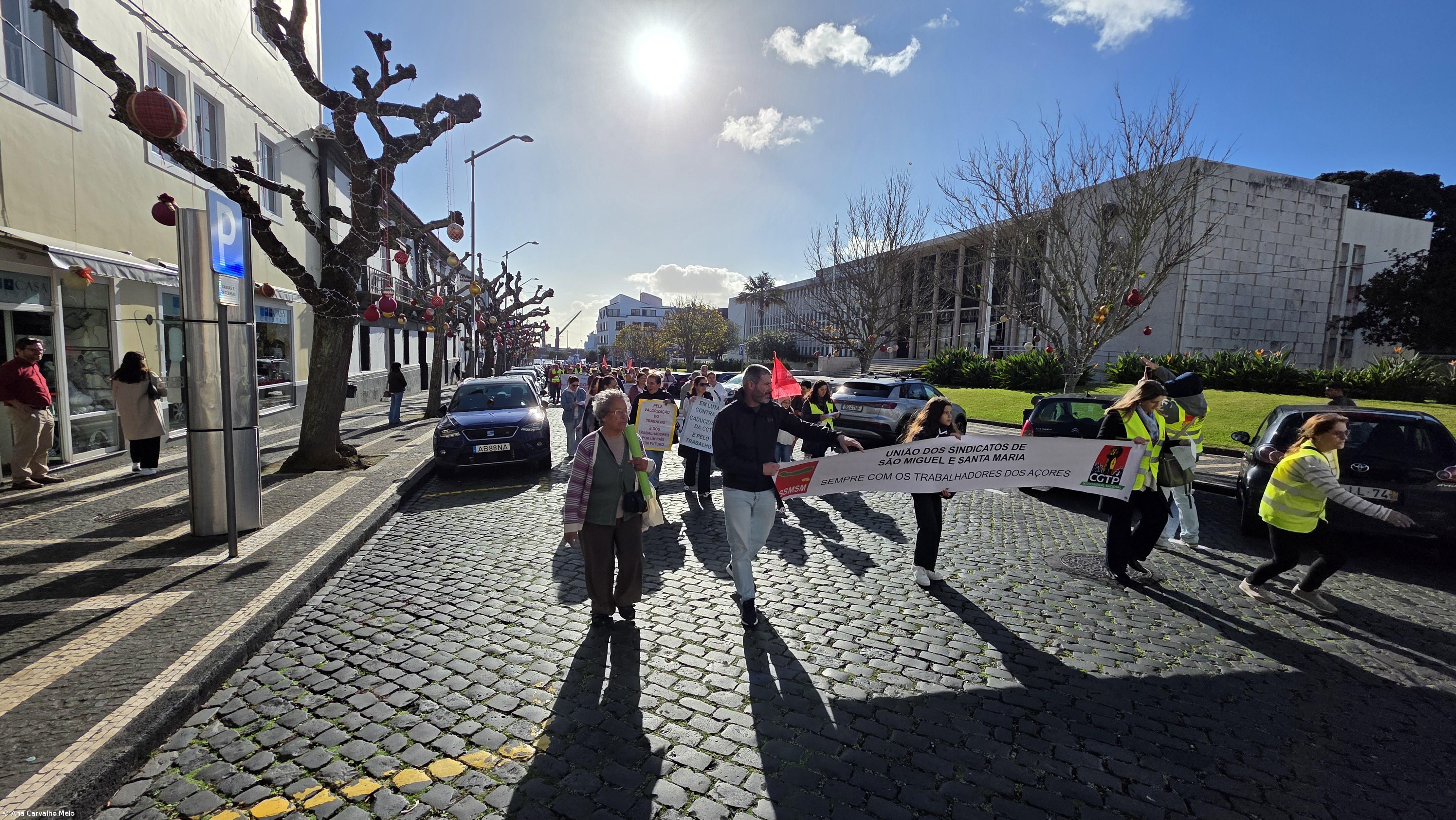 Greve geral contra revisão laboral junta centenas de trabalhadores em Ponta Delgada – Imagem 1