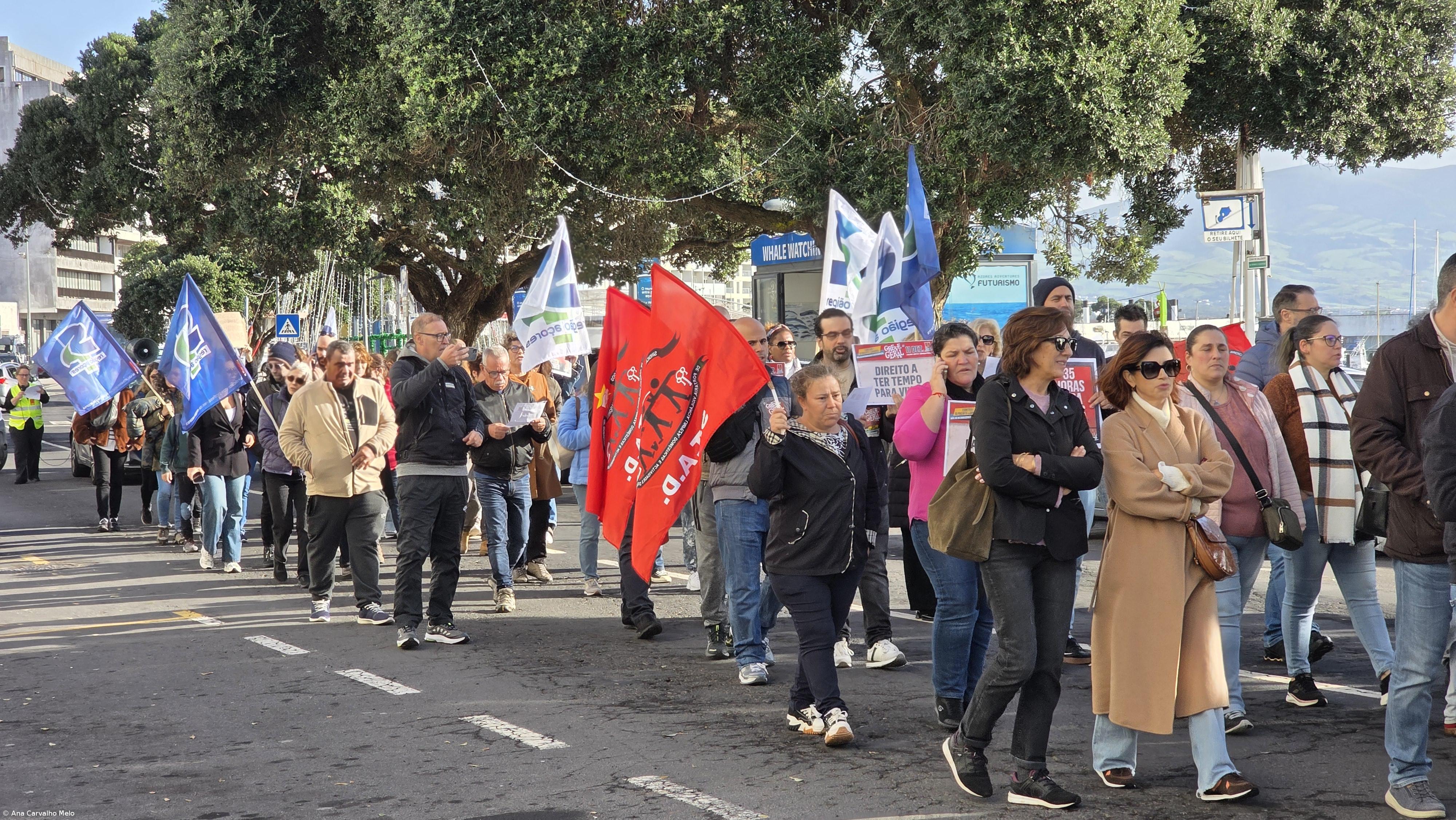 Greve geral contra revisão laboral junta centenas de trabalhadores em Ponta Delgada – Imagem 2