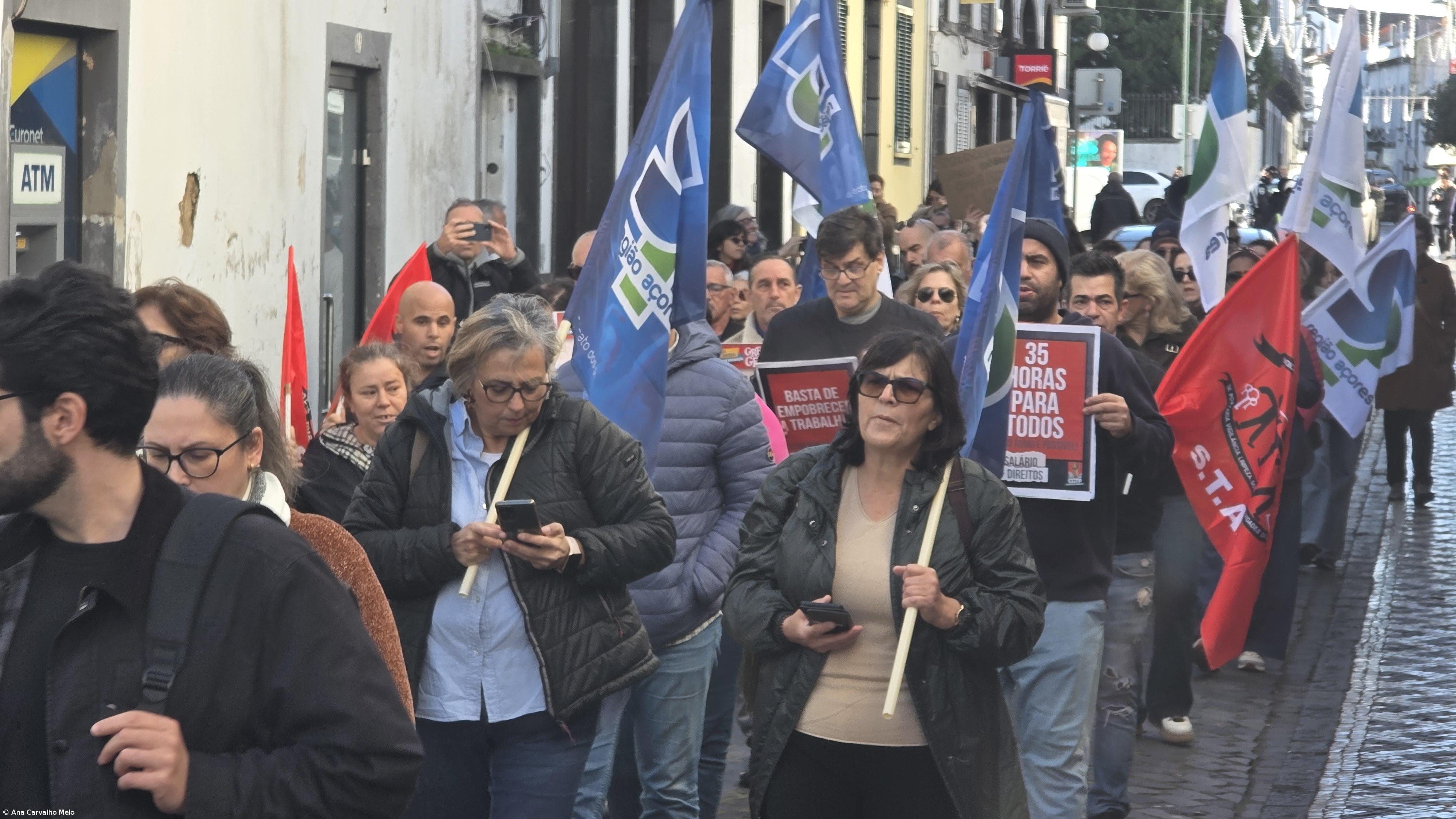 Greve geral contra revisão laboral junta centenas de trabalhadores em Ponta Delgada – Imagem 3