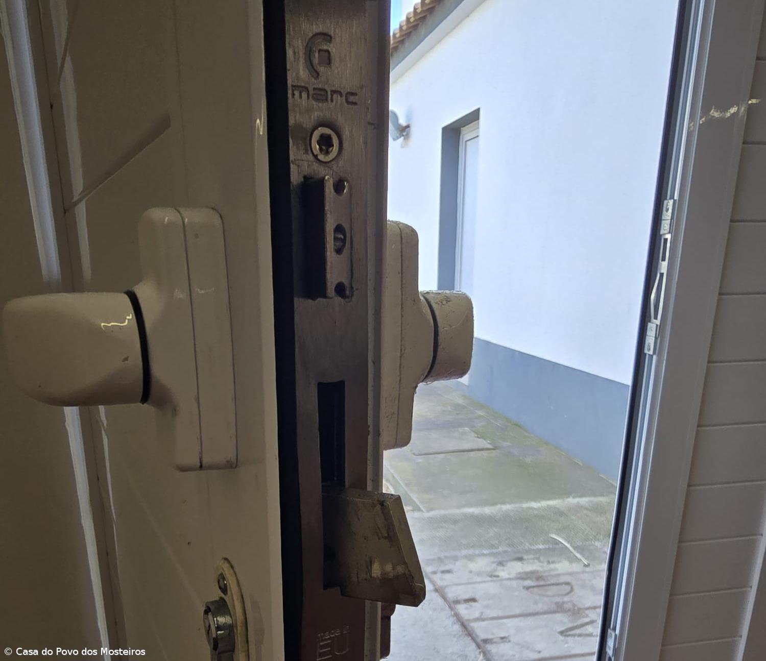 Casa do Povo dos Mosteiros assaltada – Imagem 1