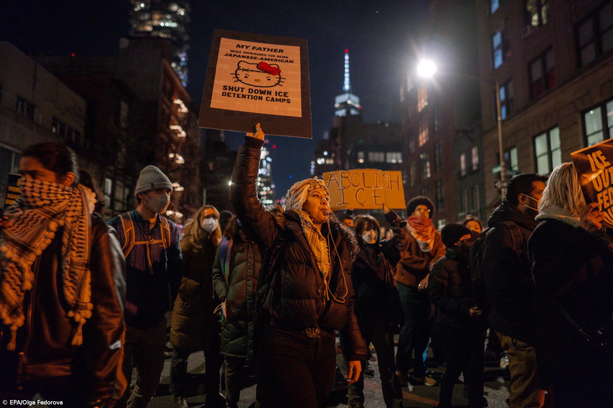 Centenas de pessoas manifestam-se em Minneapolis após morte de mulher por agentes federais – Imagem 1