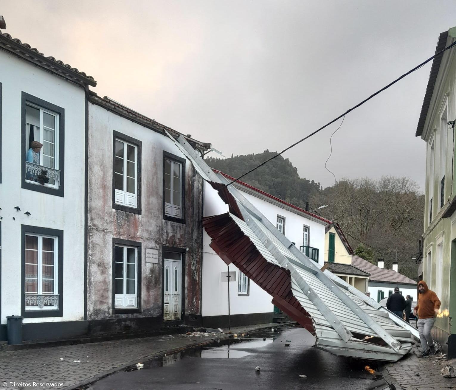 Mau tempo causa estragos em duas moradias nas Furnas – Imagem 1