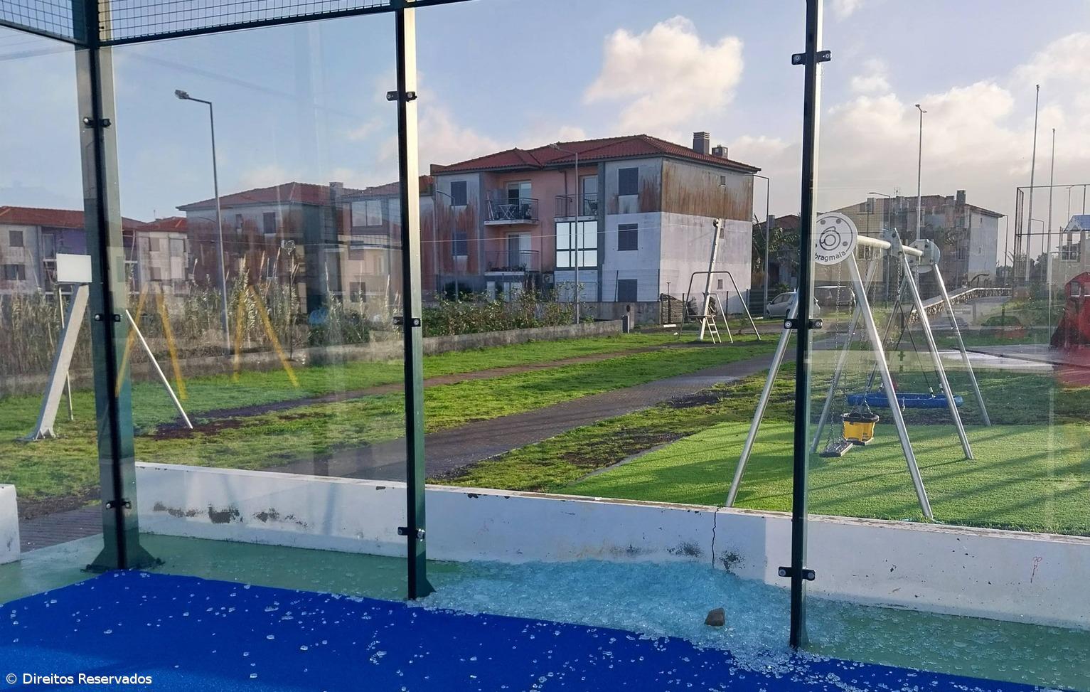 Campo de padel de Rabo de Peixe vandalizado – Imagem 1