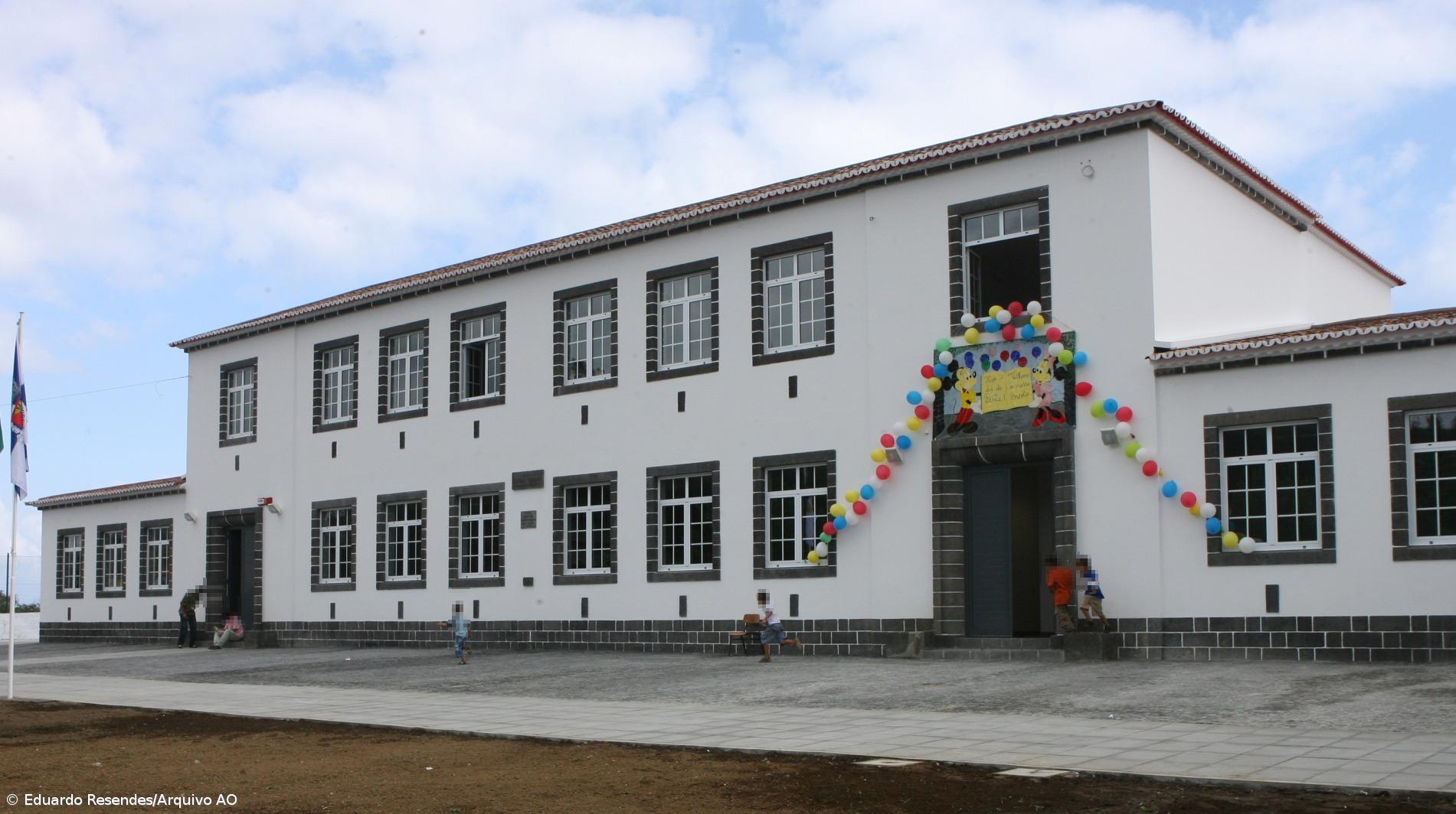 Pais da escola do Pico da Pedra alertam para falta de auxiliares – Imagem 1