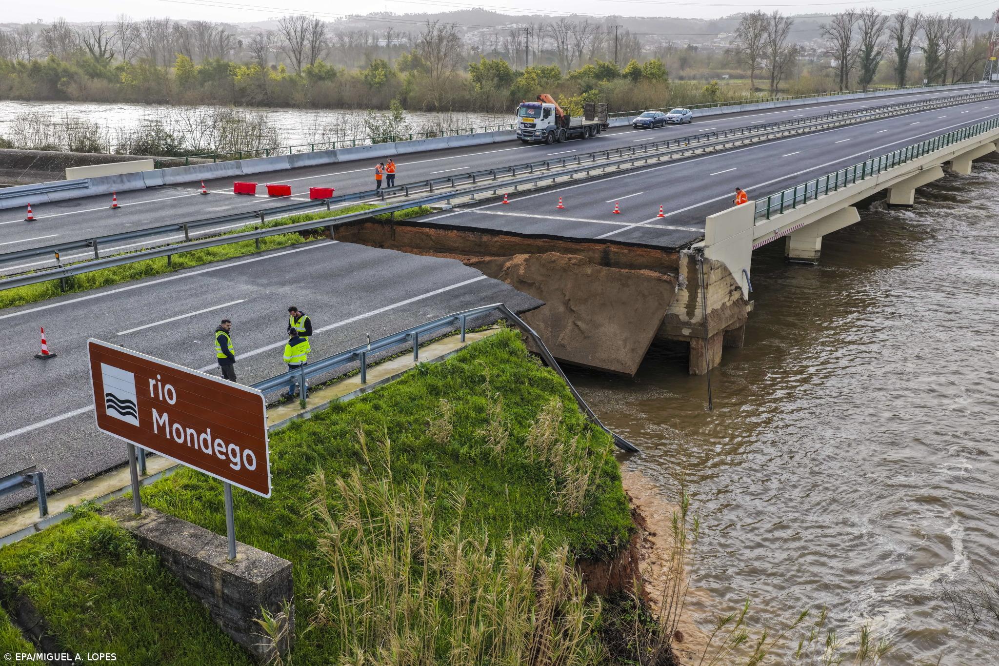 Ministro diz que irá demorar "semanas" reparação de troço da A1 em Coimbra – Imagem 1
