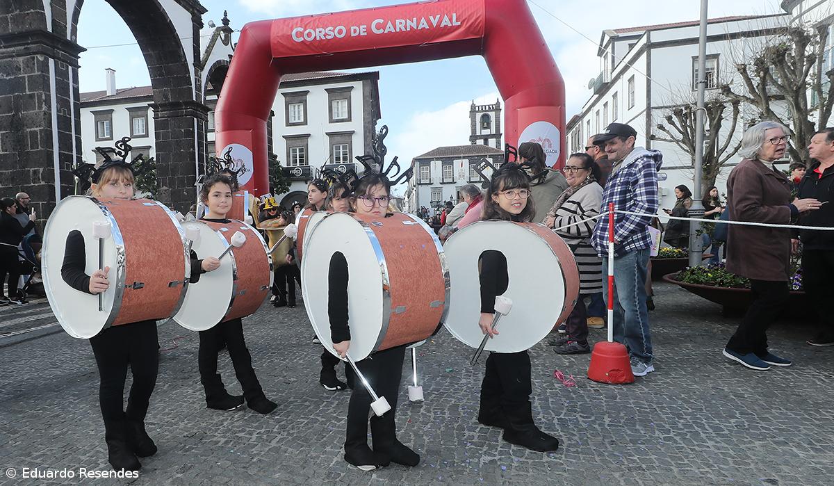 Corso de Carnaval espalha cor e alegria pela cidade de Ponta Delgada (com fotos) – Imagem 27
