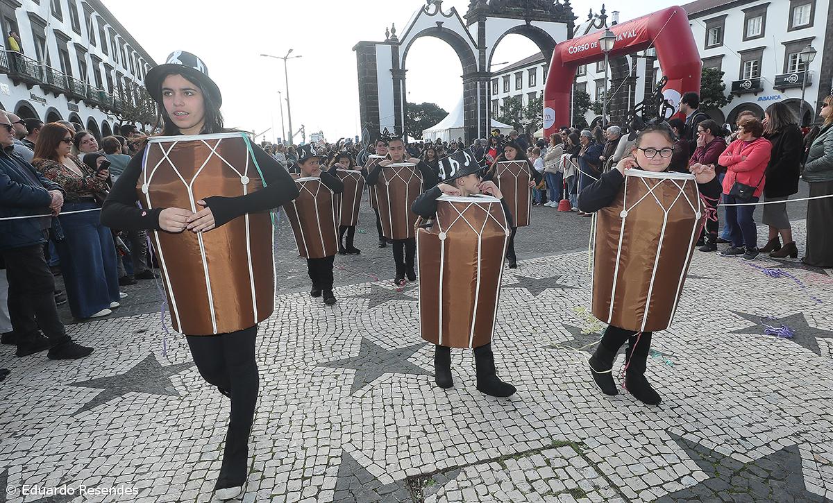 Corso de Carnaval espalha cor e alegria pela cidade de Ponta Delgada (com fotos) – Imagem 30