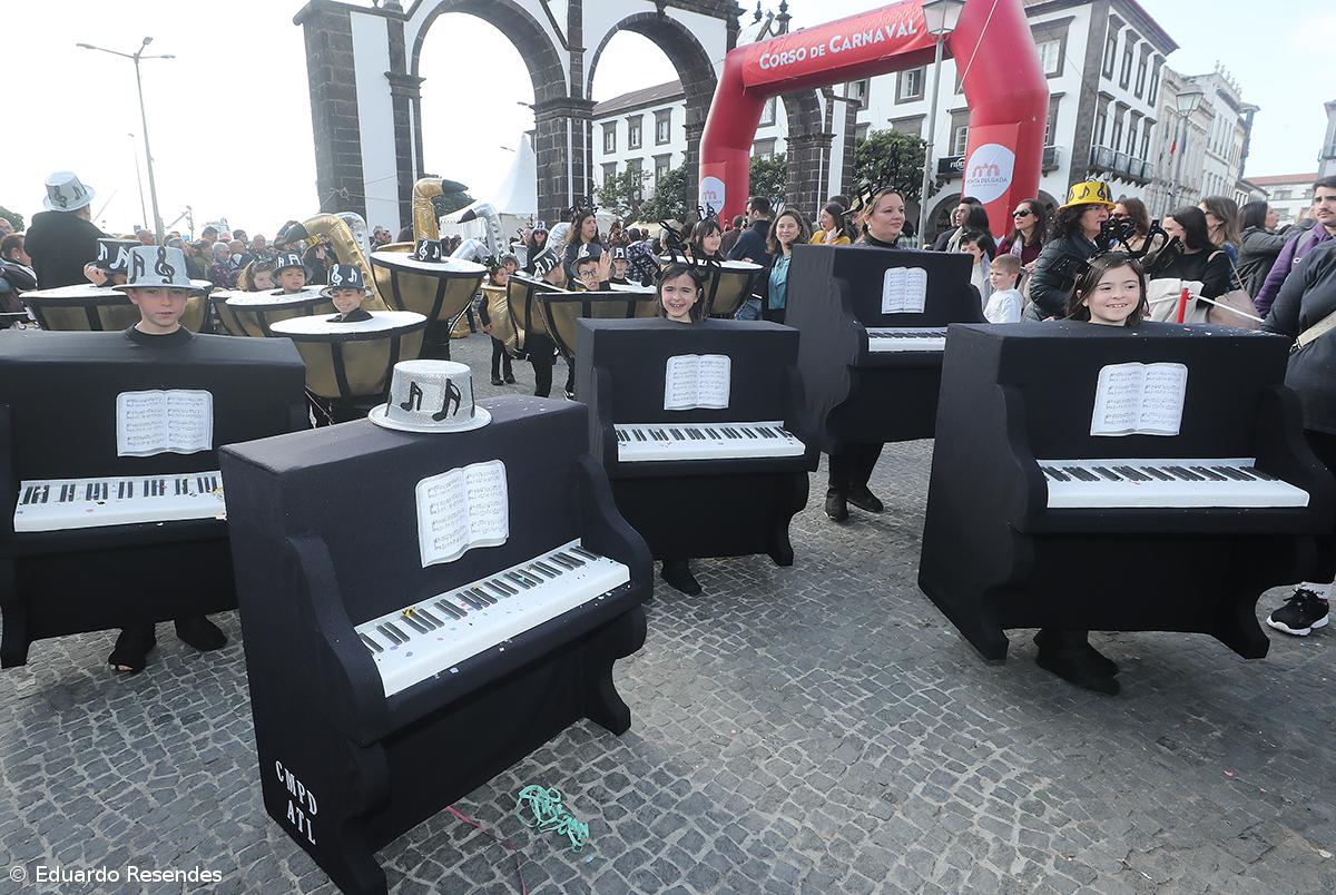 Corso de Carnaval espalha cor e alegria pela cidade de Ponta Delgada (com fotos) – Imagem 29
