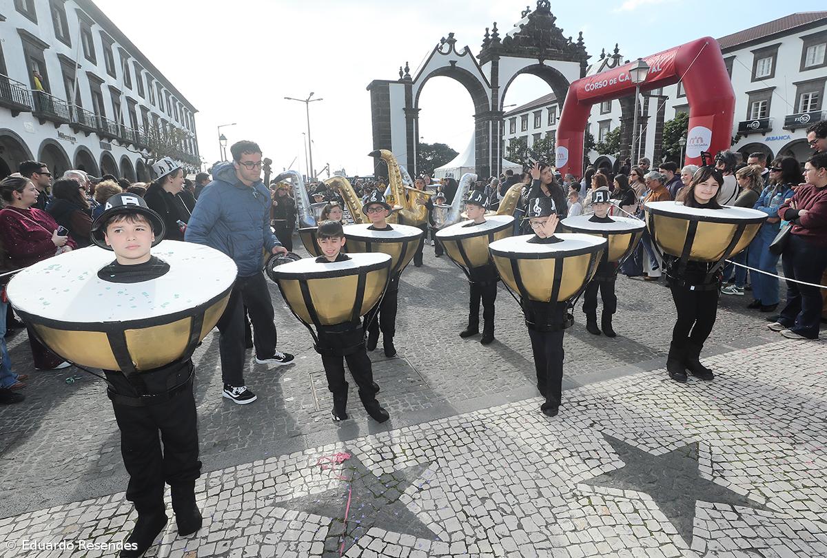 Corso de Carnaval espalha cor e alegria pela cidade de Ponta Delgada (com fotos) – Imagem 28
