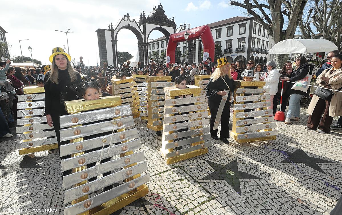 Corso de Carnaval espalha cor e alegria pela cidade de Ponta Delgada (com fotos) – Imagem 32