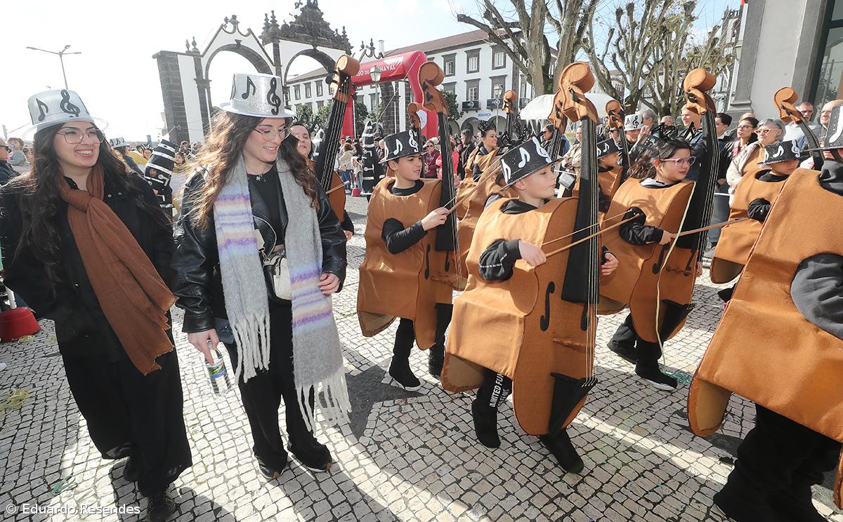 Corso de Carnaval espalha cor e alegria pela cidade de Ponta Delgada (com fotos) – Imagem 33