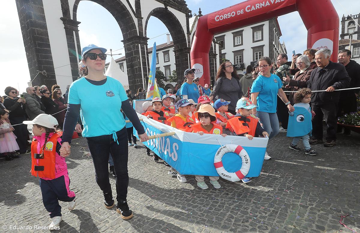 Corso de Carnaval espalha cor e alegria pela cidade de Ponta Delgada (com fotos) – Imagem 35