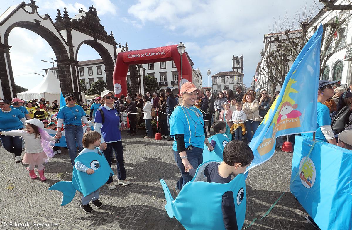 Corso de Carnaval espalha cor e alegria pela cidade de Ponta Delgada (com fotos) – Imagem 34