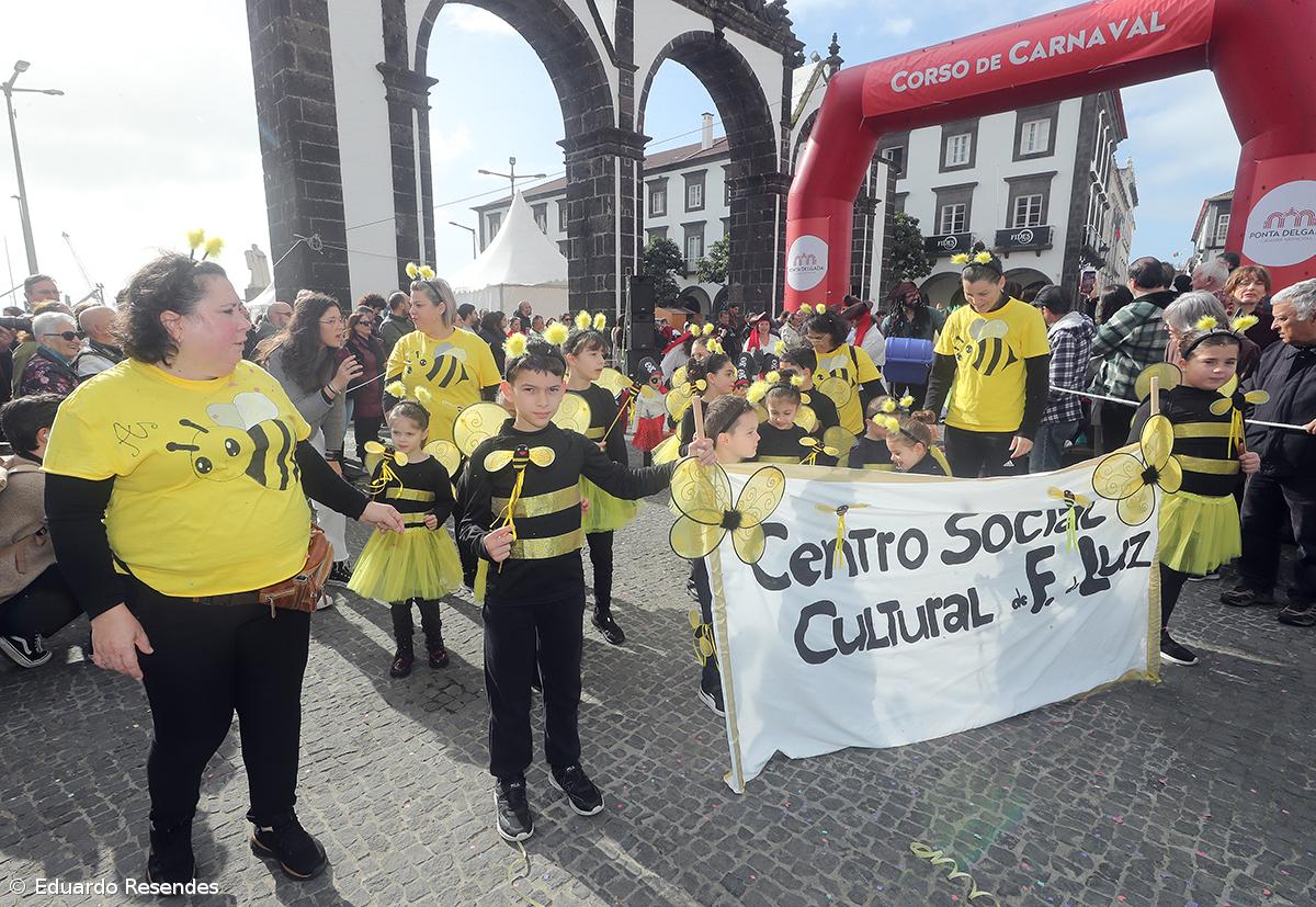Corso de Carnaval espalha cor e alegria pela cidade de Ponta Delgada (com fotos) – Imagem 37