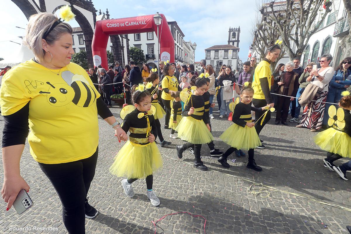 Corso de Carnaval espalha cor e alegria pela cidade de Ponta Delgada (com fotos) – Imagem 38