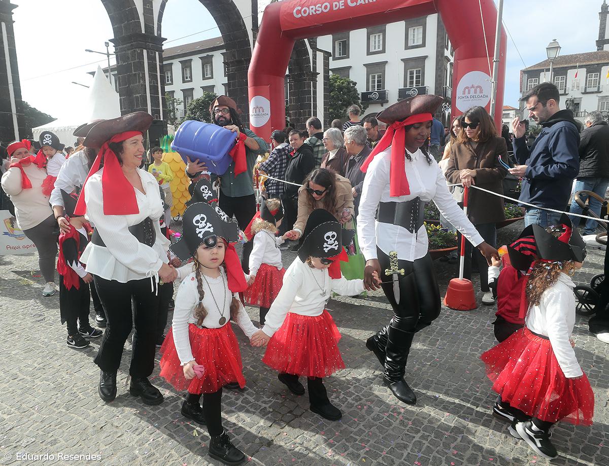 Corso de Carnaval espalha cor e alegria pela cidade de Ponta Delgada (com fotos) – Imagem 39