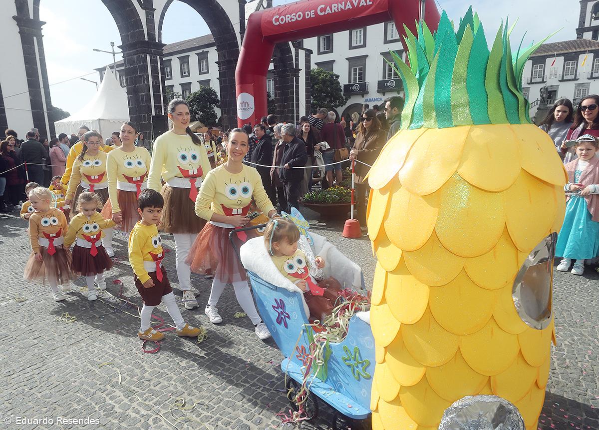Corso de Carnaval espalha cor e alegria pela cidade de Ponta Delgada (com fotos) – Imagem 13