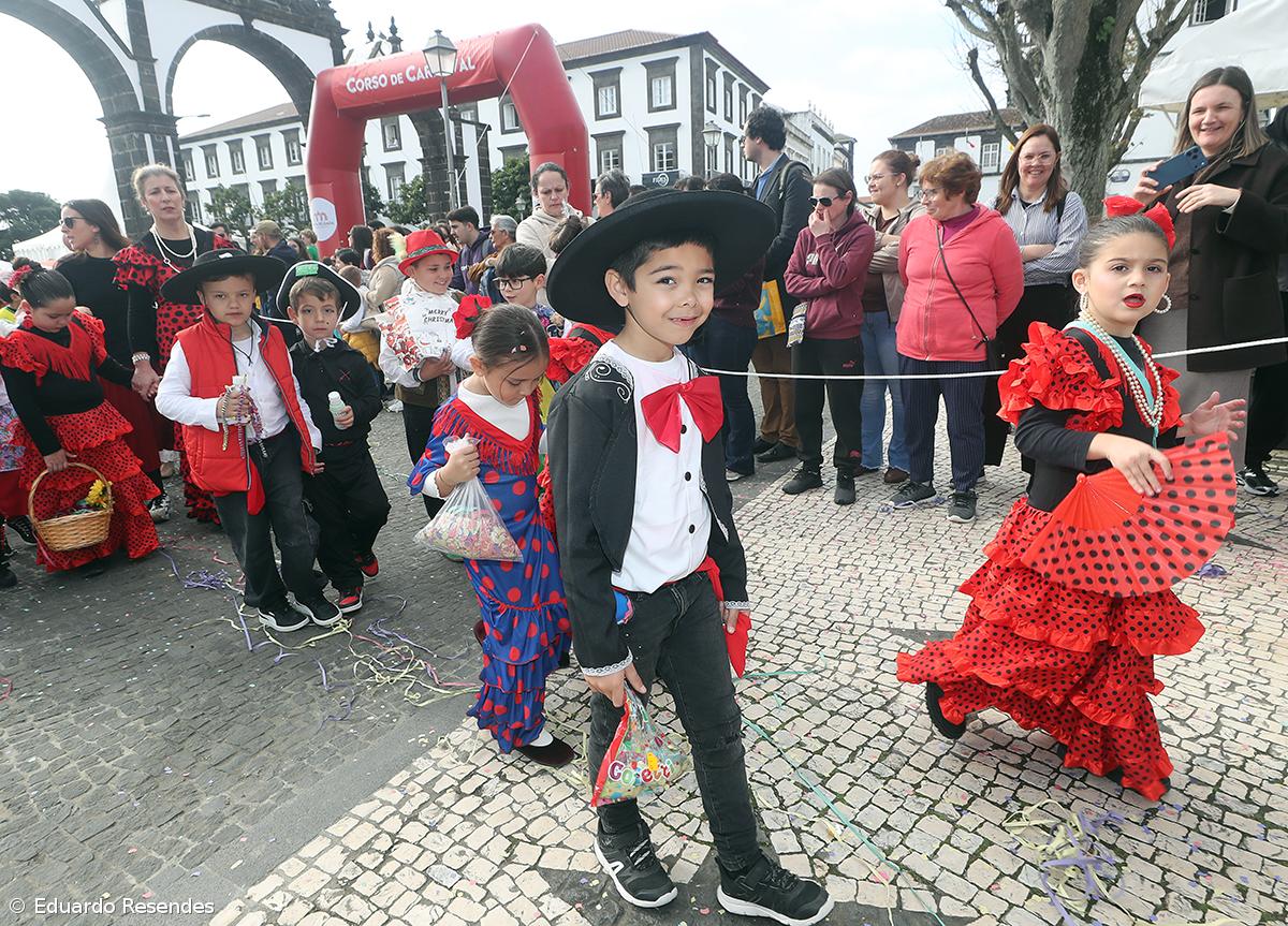 Corso de Carnaval espalha cor e alegria pela cidade de Ponta Delgada (com fotos) – Imagem 16