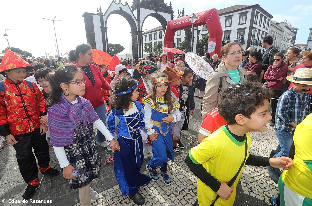 Corso de Carnaval espalha cor e alegria pela cidade de Ponta Delgada (com fotos) – Imagem 19