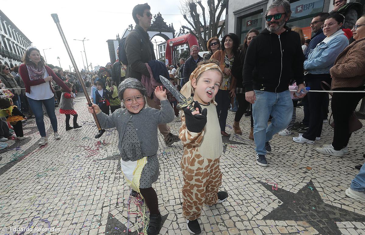 Corso de Carnaval espalha cor e alegria pela cidade de Ponta Delgada (com fotos) – Imagem 21