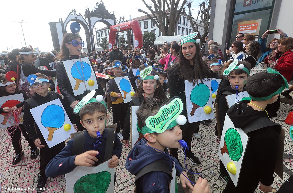 Corso de Carnaval espalha cor e alegria pela cidade de Ponta Delgada (com fotos) – Imagem 25