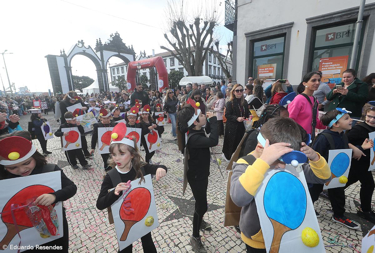 Corso de Carnaval espalha cor e alegria pela cidade de Ponta Delgada (com fotos) – Imagem 24