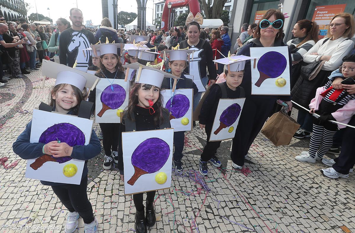 Corso de Carnaval espalha cor e alegria pela cidade de Ponta Delgada (com fotos) – Imagem 23