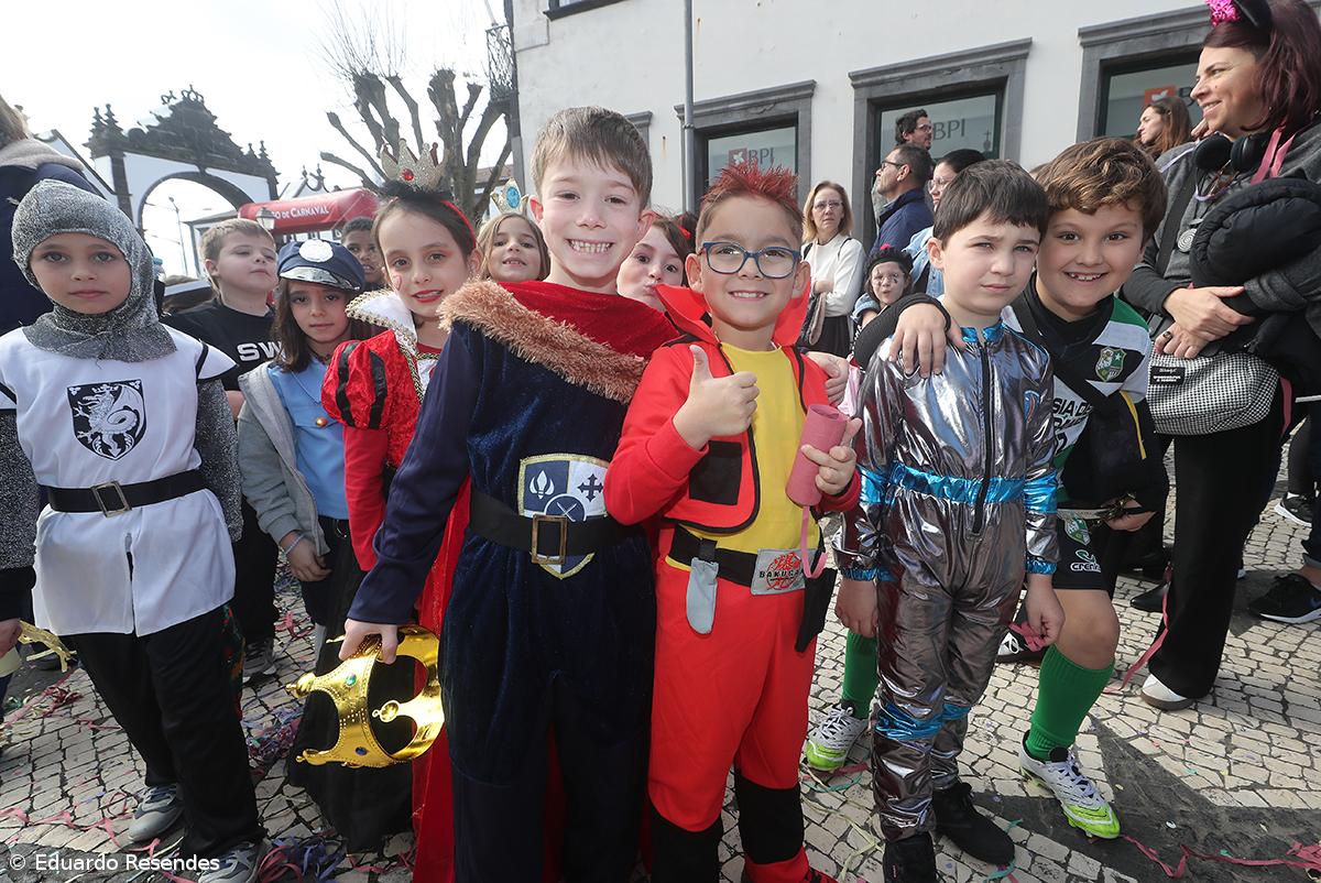 Corso de Carnaval espalha cor e alegria pela cidade de Ponta Delgada (com fotos) – Imagem 26