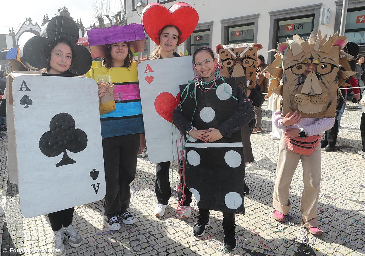 Corso de Carnaval espalha cor e alegria pela cidade de Ponta Delgada (com fotos) – Imagem 7