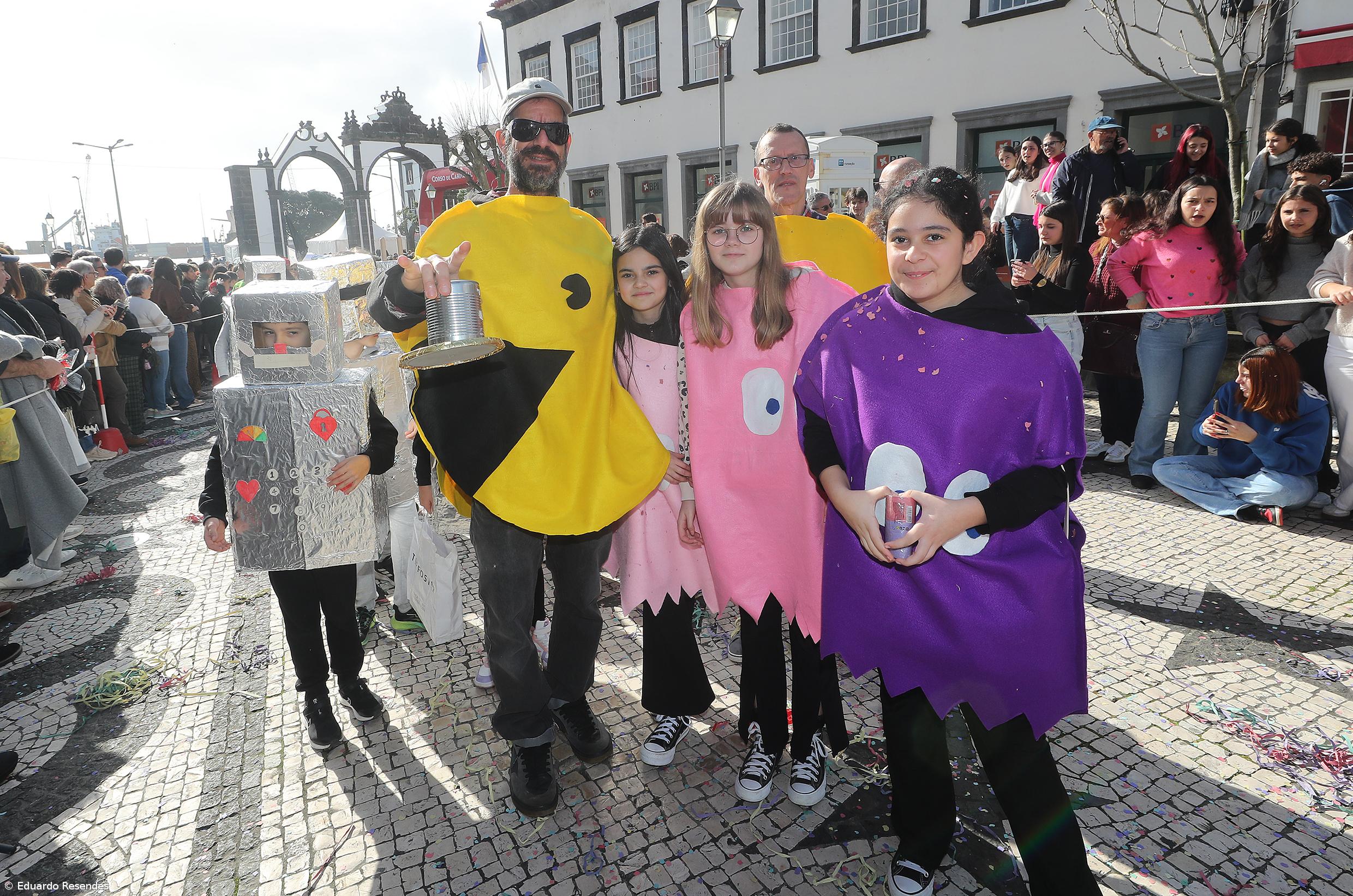 Corso de Carnaval espalha cor e alegria pela cidade de Ponta Delgada (com fotos) – Imagem 8