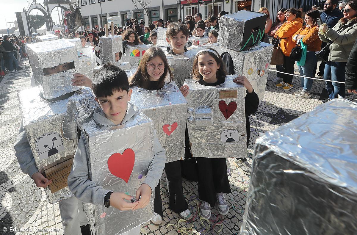 Corso de Carnaval espalha cor e alegria pela cidade de Ponta Delgada (com fotos) – Imagem 9